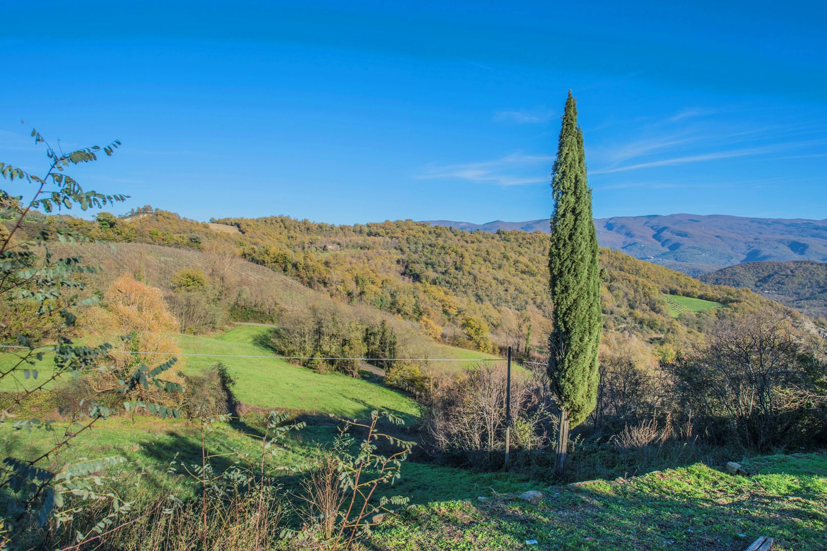 CASENTINO: VILLEN ZUM VERKAUF, LANDHÄUSER, AGRITOURISMUS MIT BLICK AUF DEN SEE