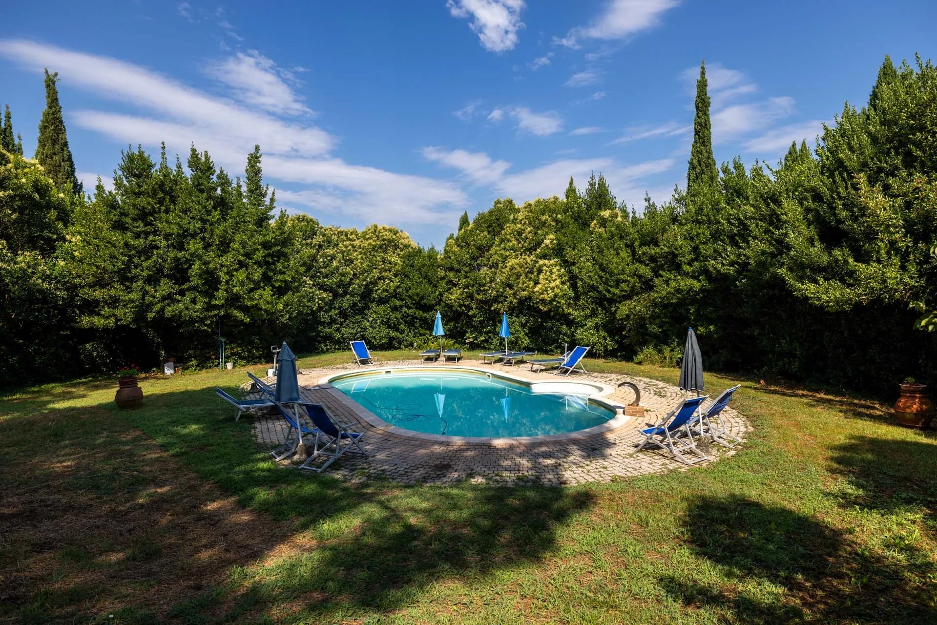 Panoramapool und Leben im Freien