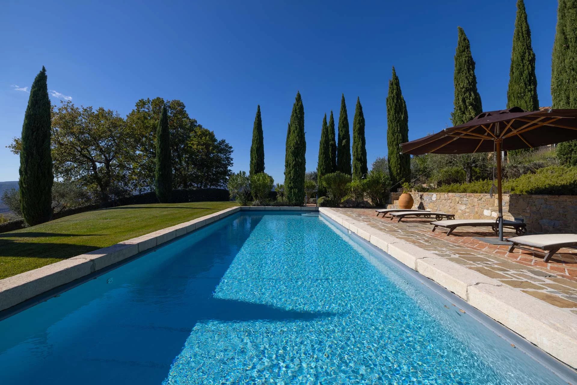 Ein Pool zwischen Natur und Stille