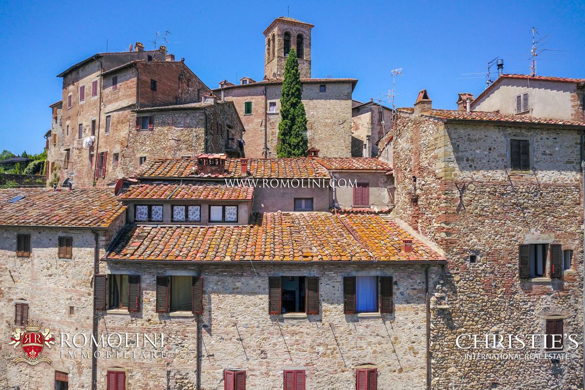 ANGHIARI: LANDHÄUSER, LUXUSVILLEN, AGRITURISMI UND WOHNUNGEN IN ANGHIARI ZU VERKAUFEN, AREZZO, TOSKANA