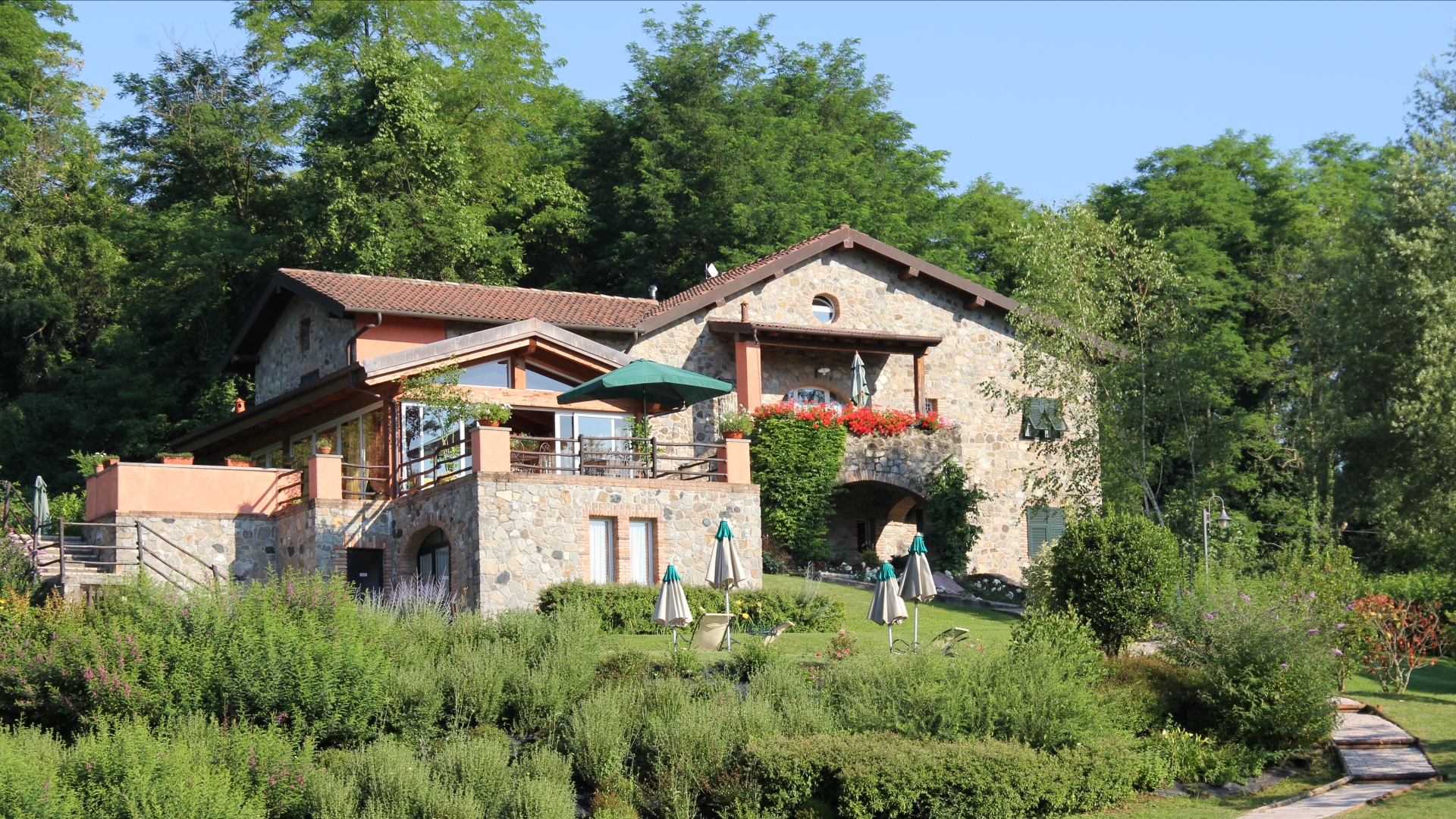 LANDHÄUSER, VILLEN UND BAUERNHÖFE ZU VERKAUFEN IN MULAZZO, LUNIGIANA, TOSKANA