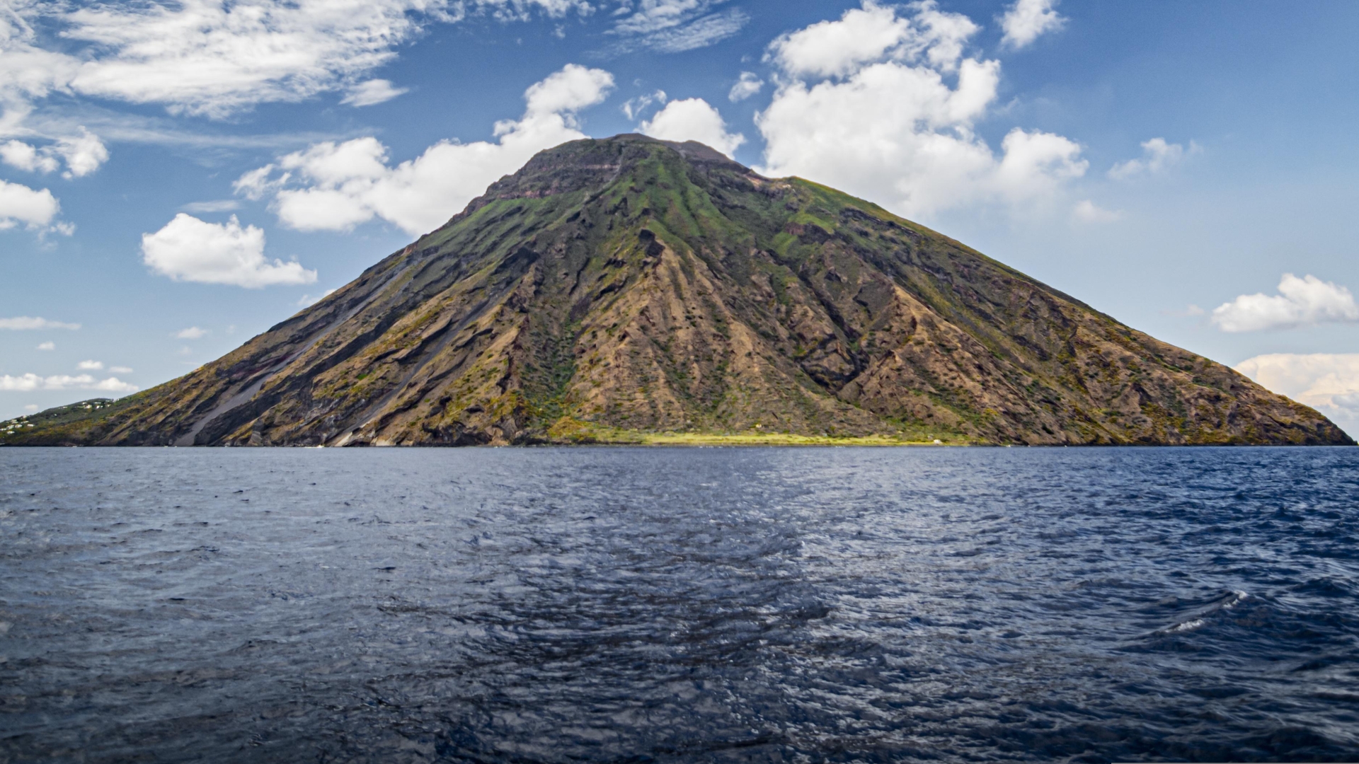 HOTEL AM MEER ZU VERKAUFEN IN STROMBOLI, VILLEN MIT MEERZUGANG ZU VERKAUFEN IN SIZILIEN