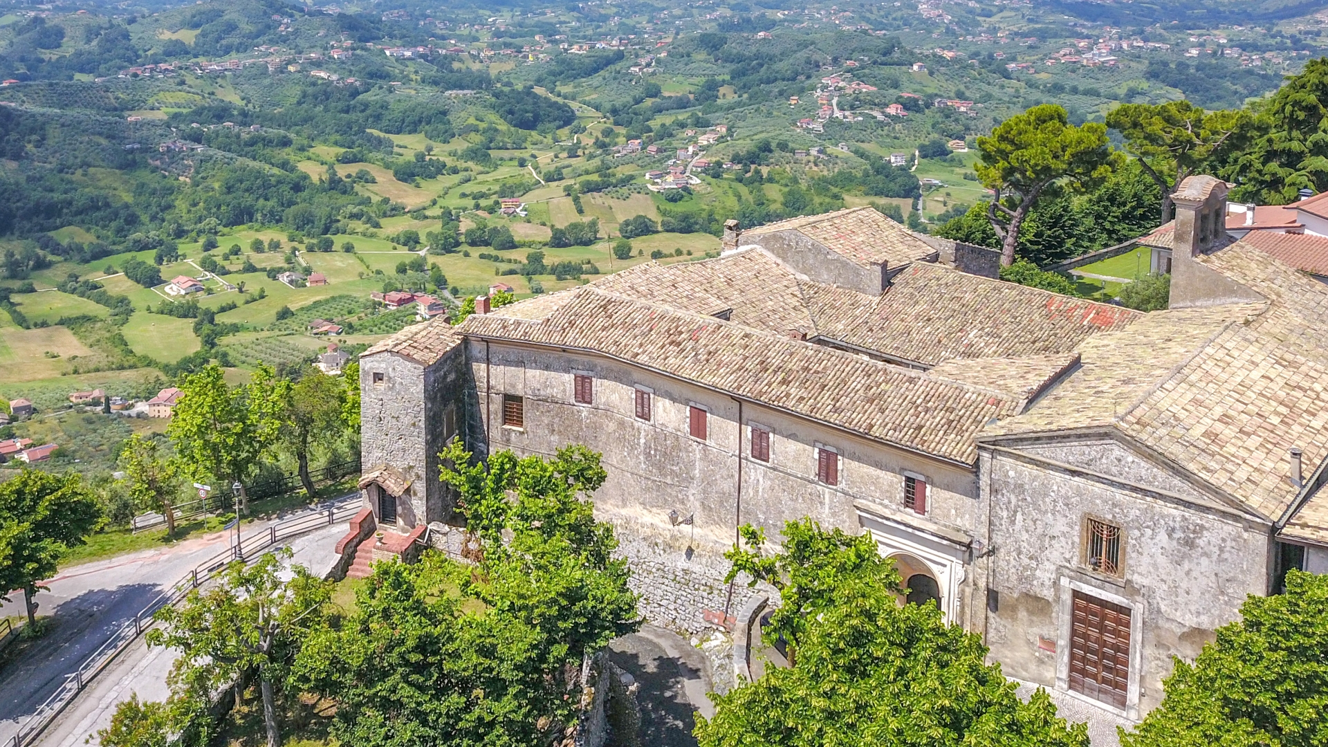FROSINONE: LANDHÄUSER, LUXUSVILLEN, AGRITURISMI UND WOHNUNGEN IN FROSINONE ZU VERKAUFEN, LAZIO