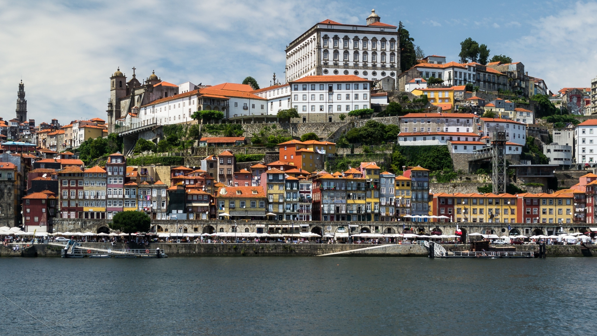 LUXUSVILLEN AM FLUSSUFER UND WEINKELLER IN PORTO, PORTUGAL, ZU VERKAUFEN