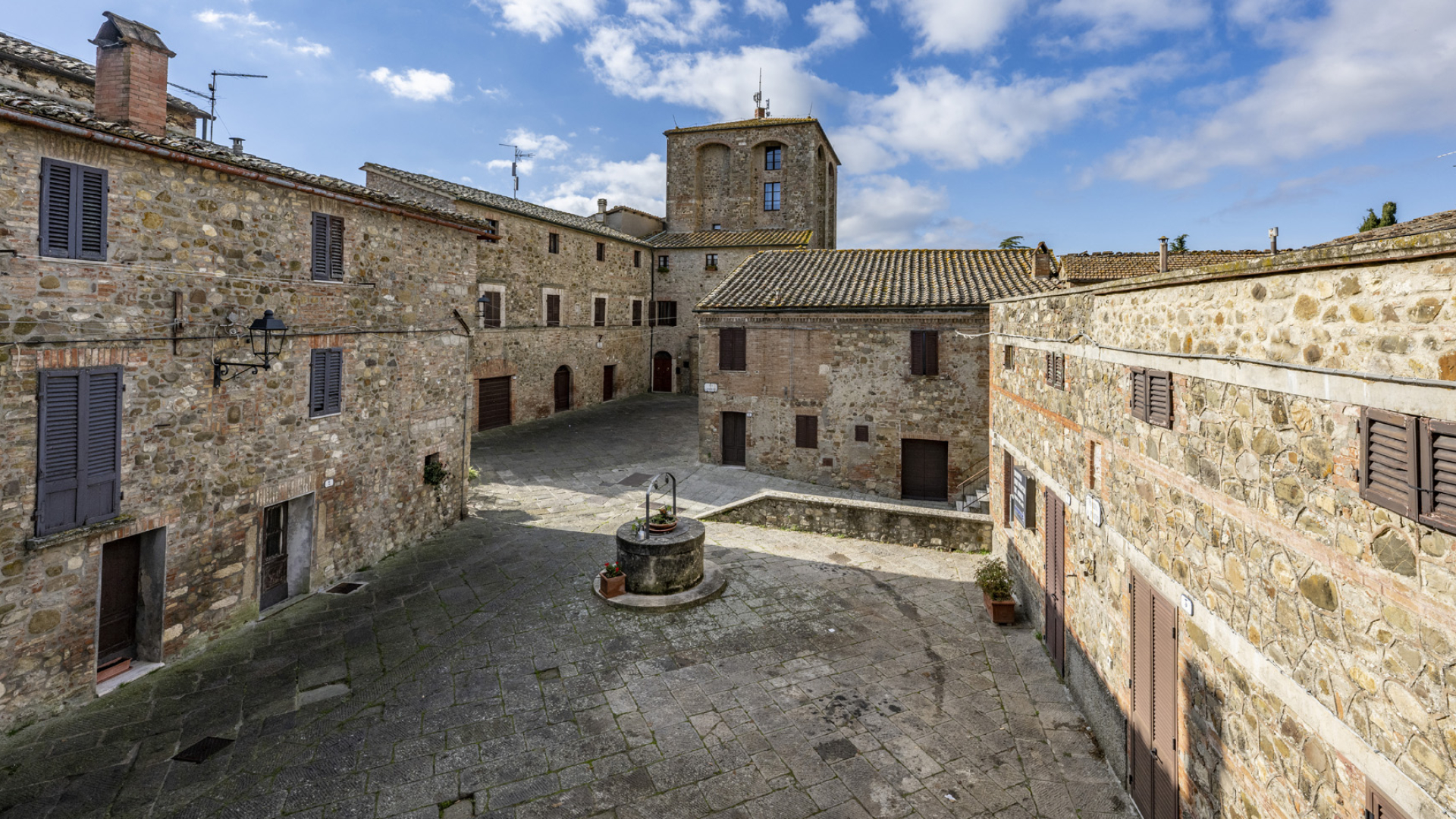 COUNTRY HOUSES, VILLAS AND ESTATES FOR SALE IN RADICOFANI, VAL D’ORCIA