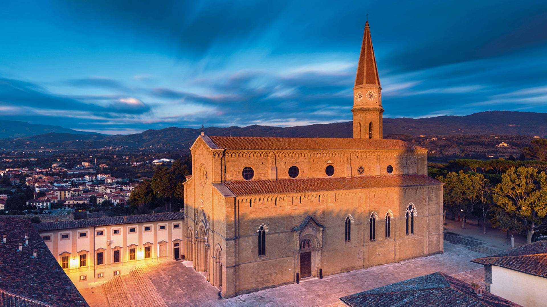 IMMOBILI ZU VERKAUFEN IN DER DOMVIERTEL VON AREZZO, AREZZO: STADTHÄUSER, WOHNUNGEN UND APPARTEMENTS