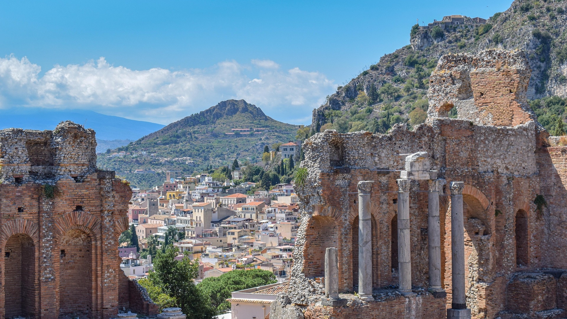 LUXUSVILLEN UND WOHNUNGEN MIT MEERBLICK ZUM VERKAUF IN TAORMINA, SIZILIEN