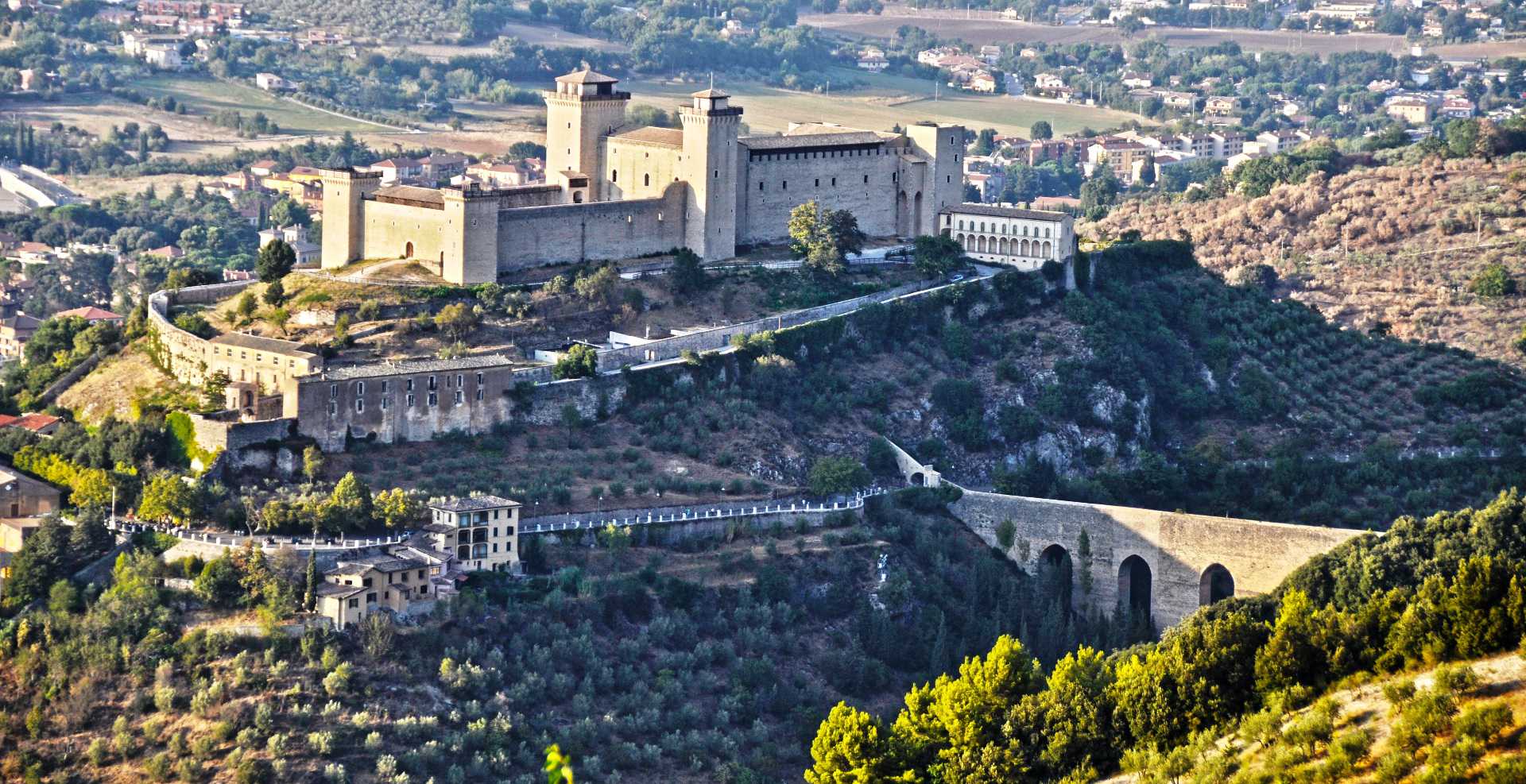 MAKLER UND HAUSER ZUM KAUFEN SPOLETO, VILLEN, BAUERNHÖFE, AGRITURISMOS UND HOTELS IN SPOLETO, PERUGIA, UMBRIA