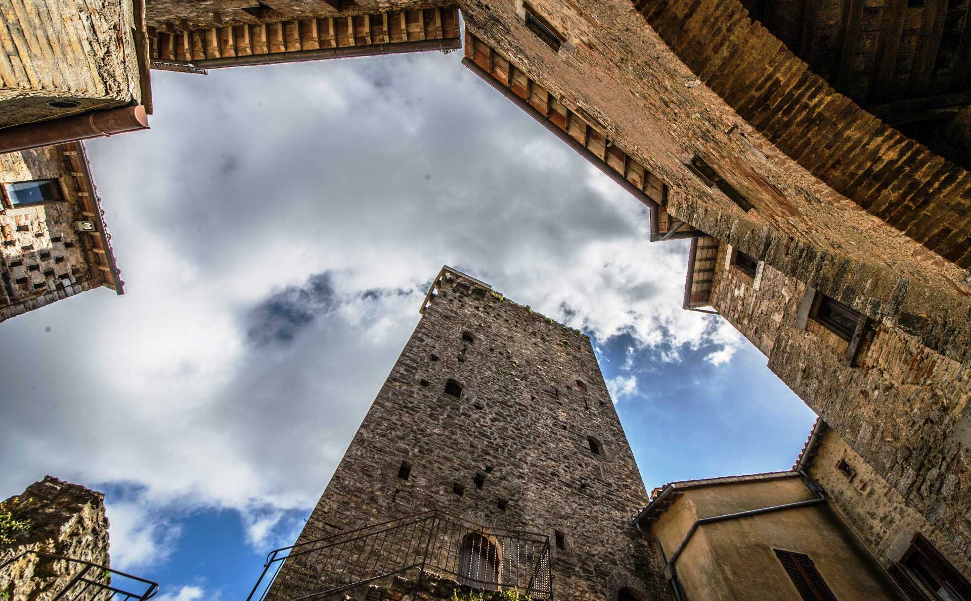 GUALDO CATTANEO: LANDHÄUSER, LUXUSVILLEN, AGRITURISMI UND BURG IN GUALDO CATTANEO ZU VERKAUFEN, PERUGIA, UMBRIEN