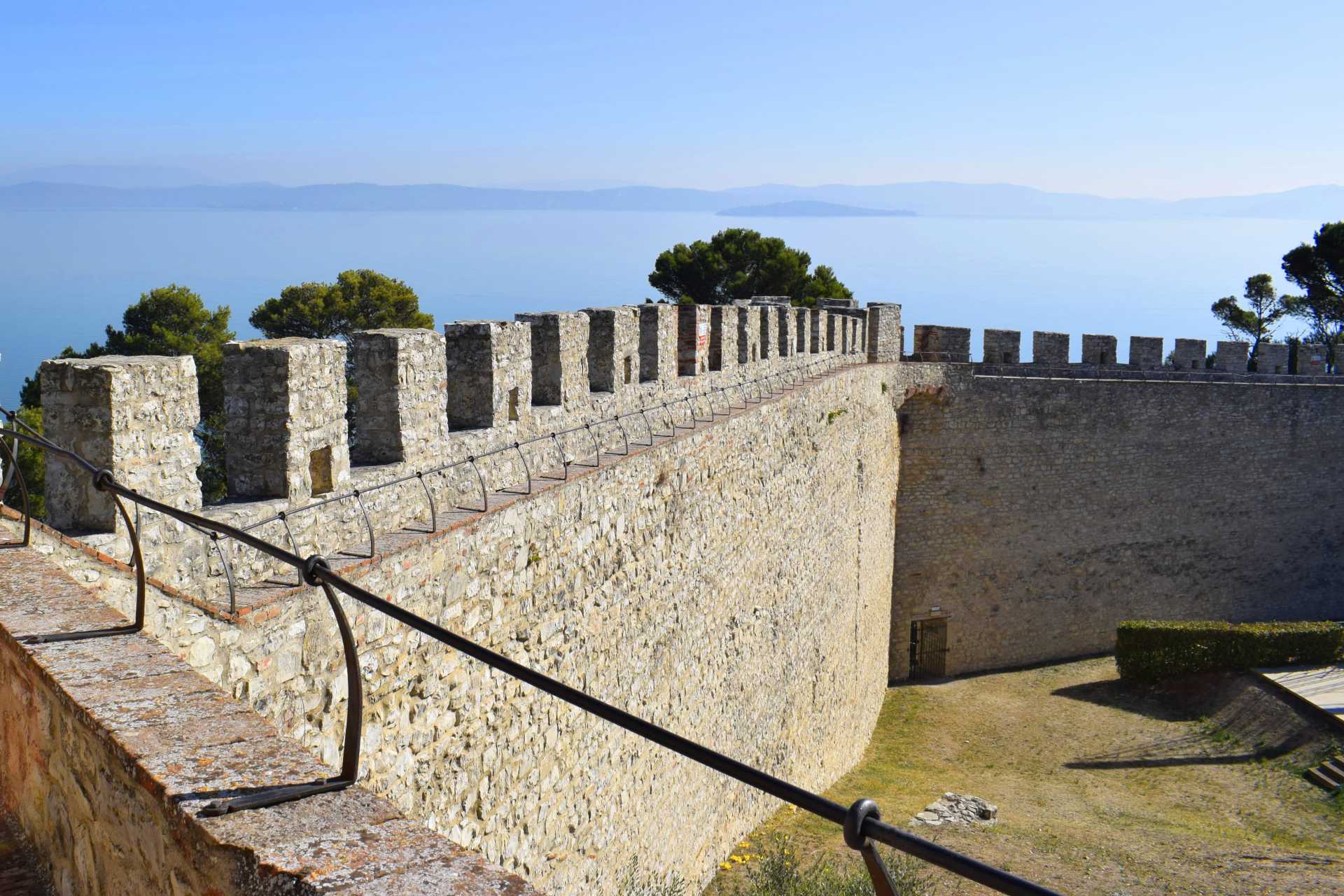 VILLEN, LANDHÄUSER UND WOHNUNGEN ZU VERKAUFEN IN CASTIGLIONE DEL LAGO | TRASIMENISCHER SEE