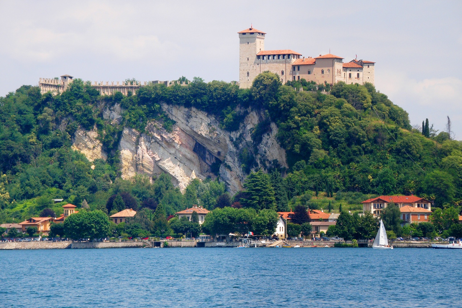 Varese | Villa zum Verkauf in der Lombardei, Villa am Lago Maggiore, Luino