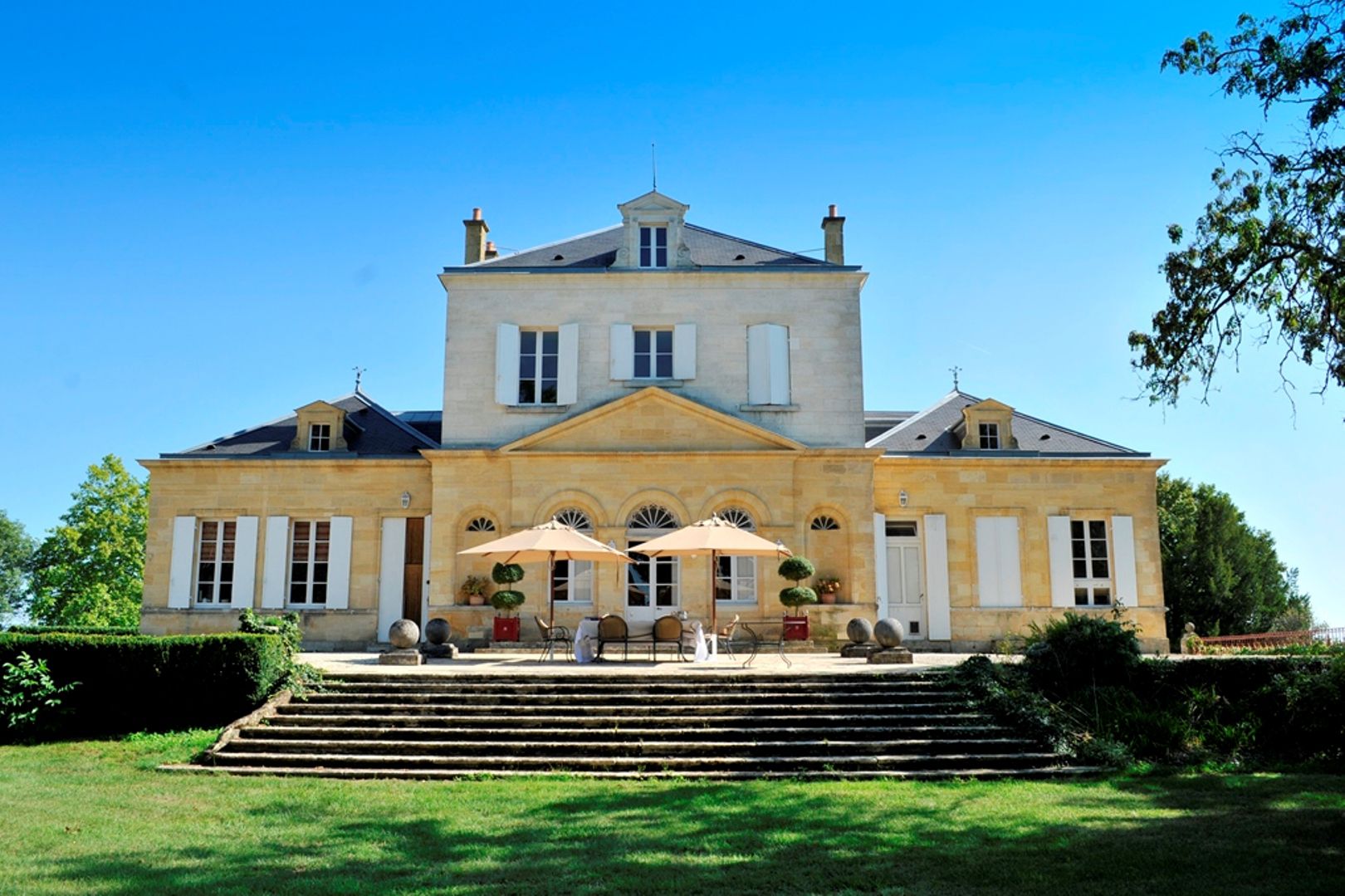 CHÂTEAU UND WEINGÜTER IN FRANKREICH ZU VERKAUFEN - COGNAC, BORDEAUX
