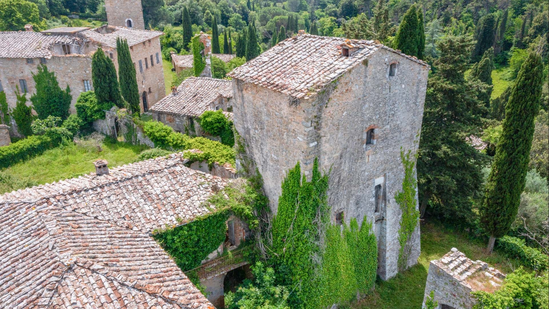 MITTELALTERLICHER TURM IN ITALIEN ZU VERKAUFEN 