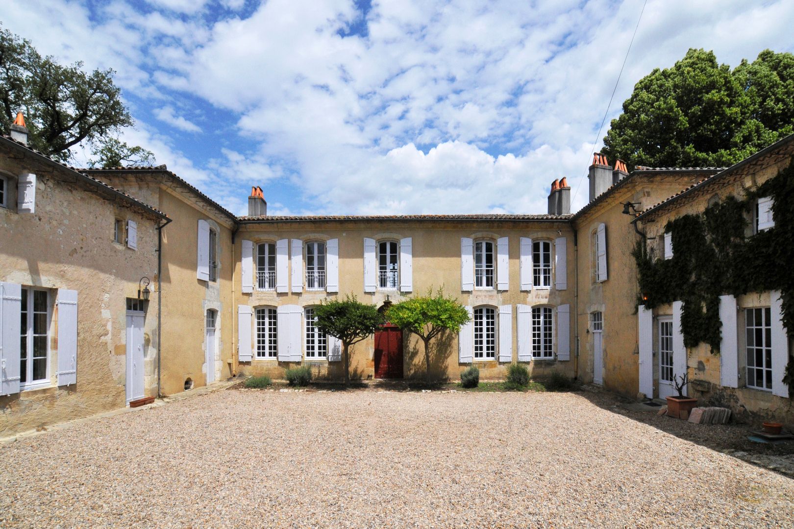 CHÂTEAU UND WEINGÜTER IN FRANKREICH ZU VERKAUFEN - COGNAC, BORDEAUX