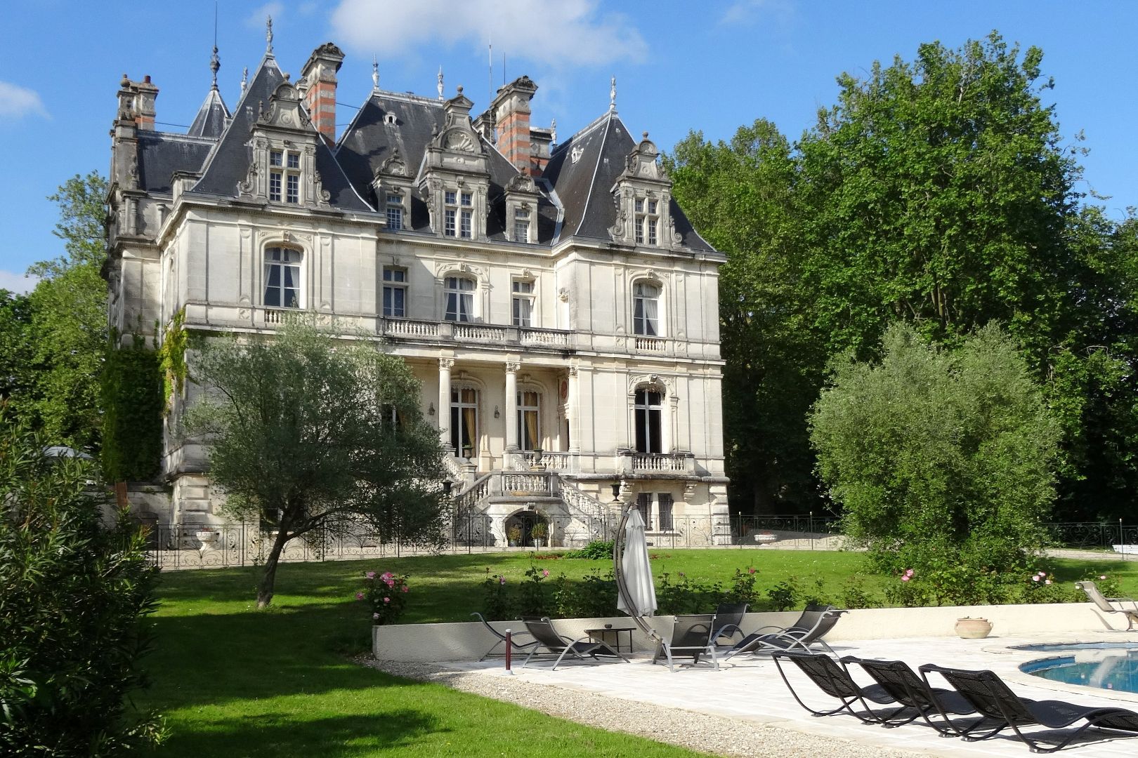 CHÂTEAU UND WEINGÜTER IN FRANKREICH ZU VERKAUFEN - COGNAC, BORDEAUX