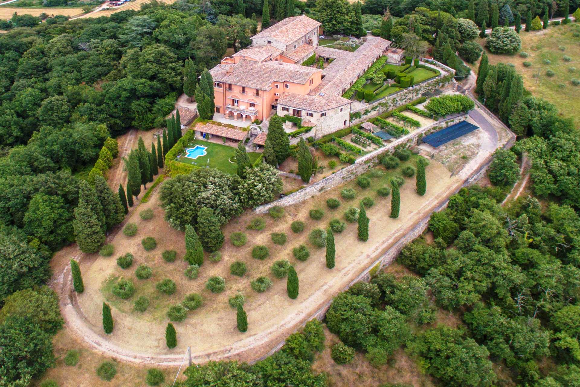 KLOSTER ZU VERKAUFEN IN ITALIEN