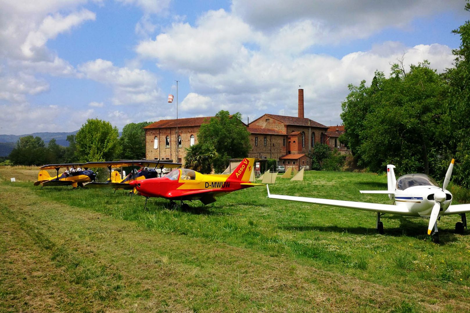 FLY-IN - VILLA MIT HUBSCHRAUBERLANDEPLATZ ZU VERKAUFEN