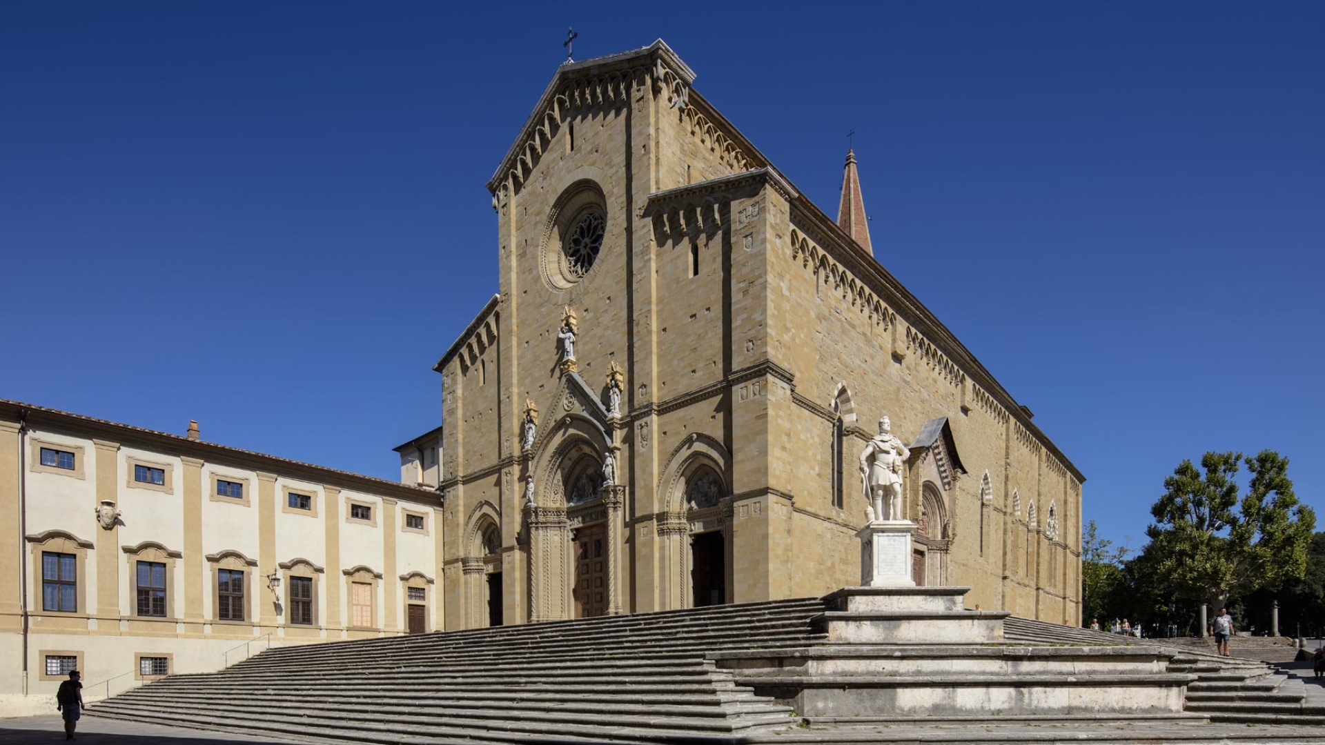 IMMOBILI ZU VERKAUFEN IN DER DOMVIERTEL VON AREZZO, AREZZO: STADTHÄUSER, WOHNUNGEN UND APPARTEMENTS