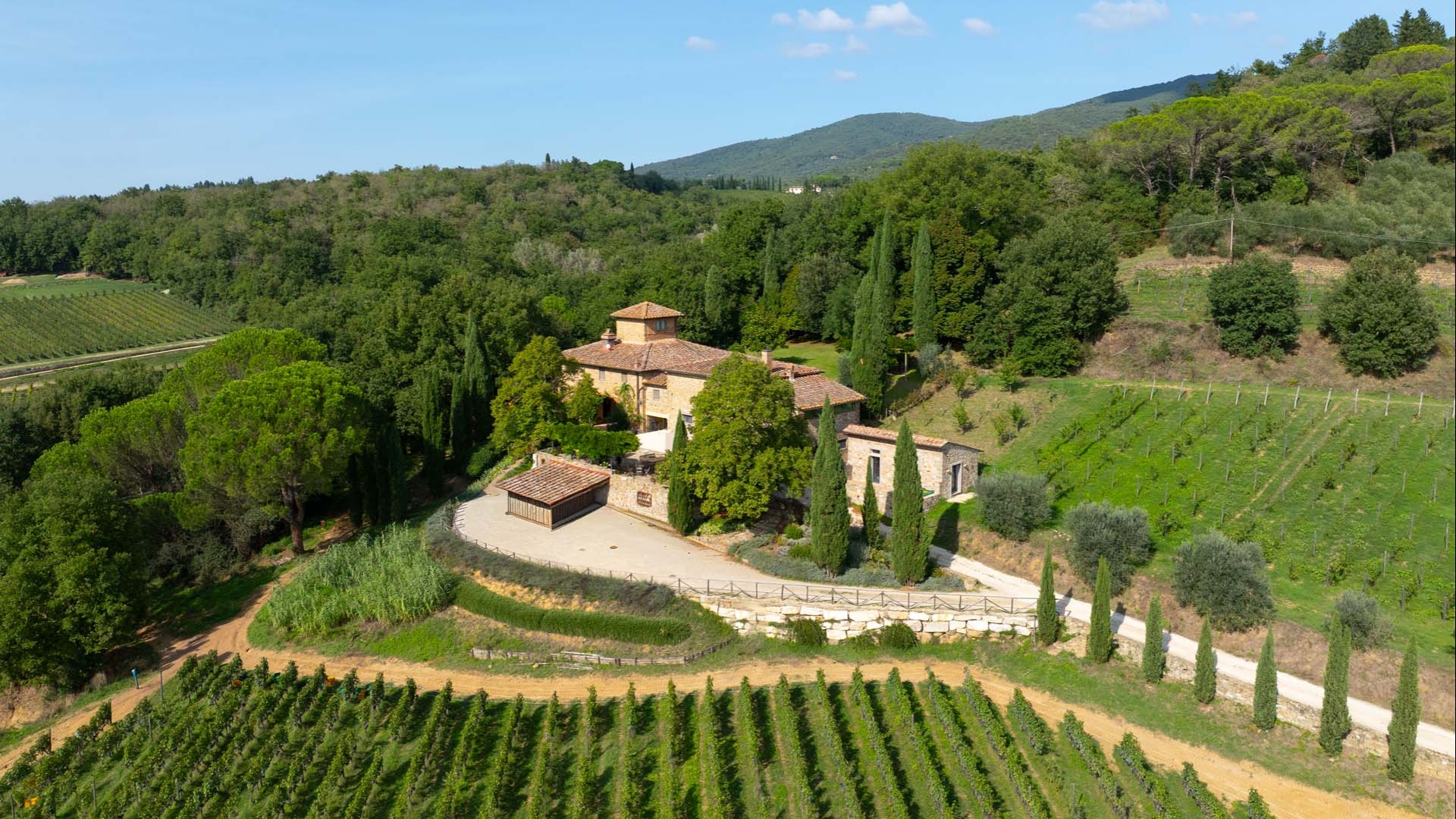 FARMHOUSES AND VILLAS FOR SALE IN CHIANTI CLASSICO, VINEYARDS AND WINERIES FOR SALE CHIANTI CLASSICO TUSCANY