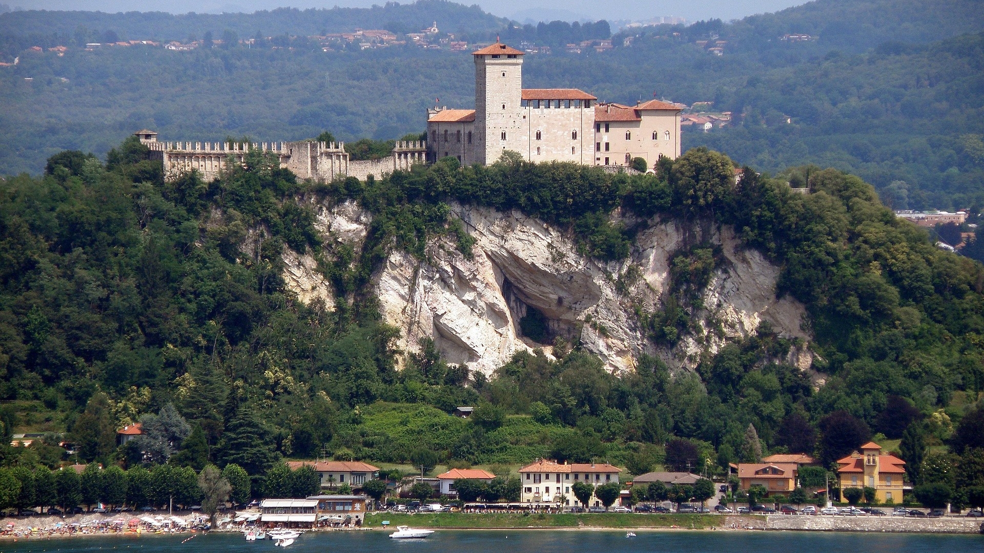 LAKE MAGGIORE - LAKE VIEW VILLAS FOR SALE IN ITALY