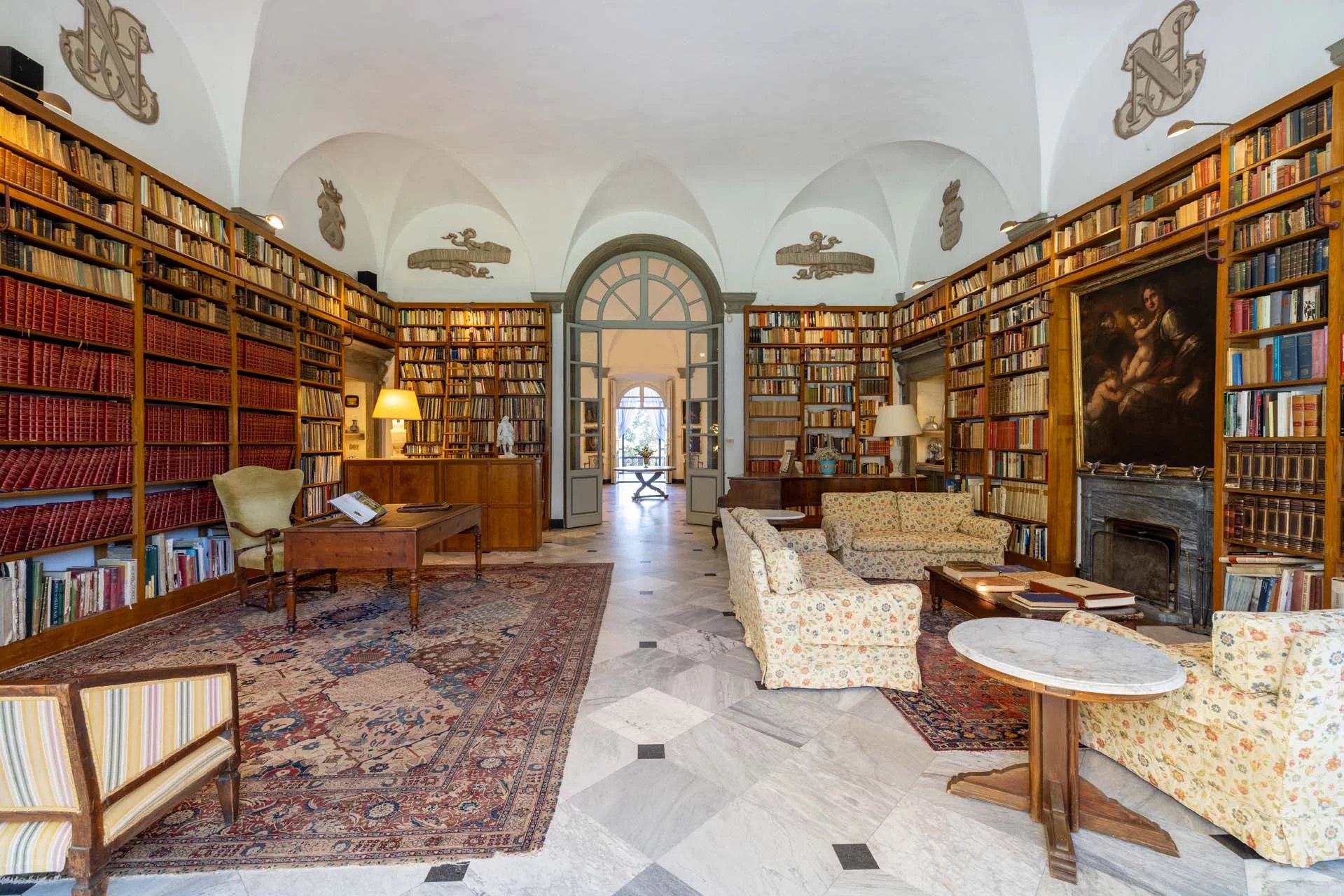 Dwellings with private library: the charm of cultural spaces at home