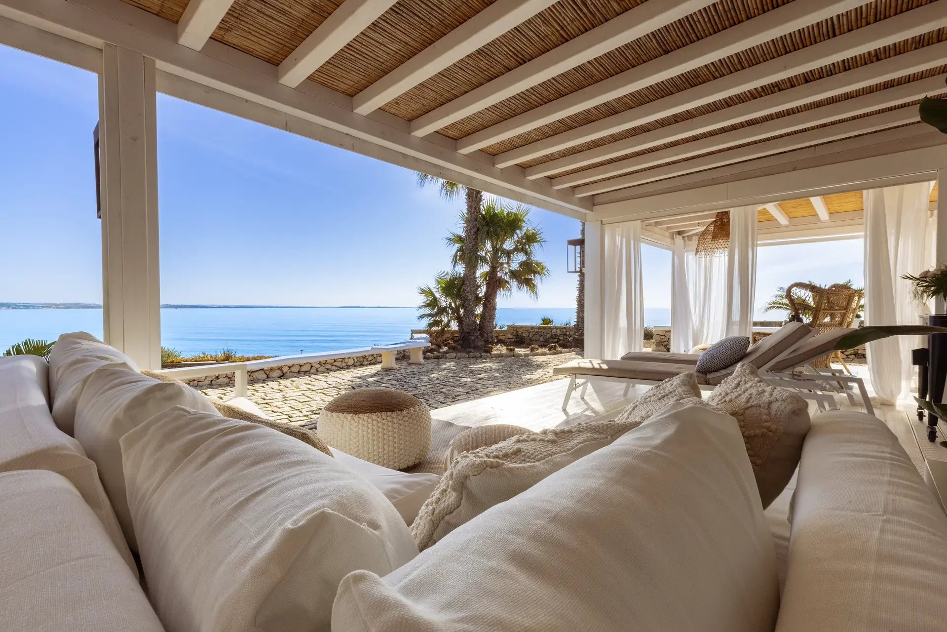 A waterfront villa: what makes a residence on the sea or lake unique&nbsp;