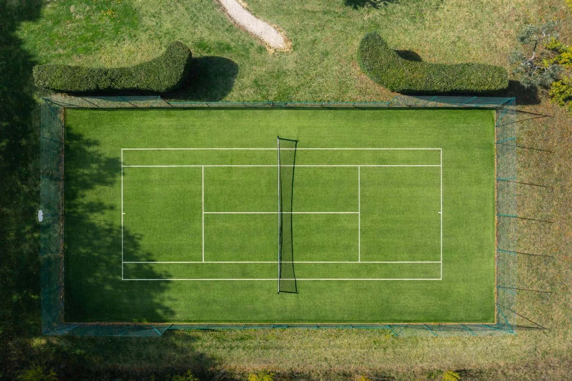 Villas with tennis courts: private sport and summer lifestyle