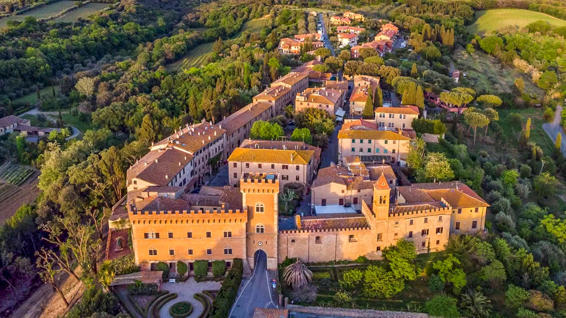 Bolgheri: wine, sea and villas among the Etruscan hills