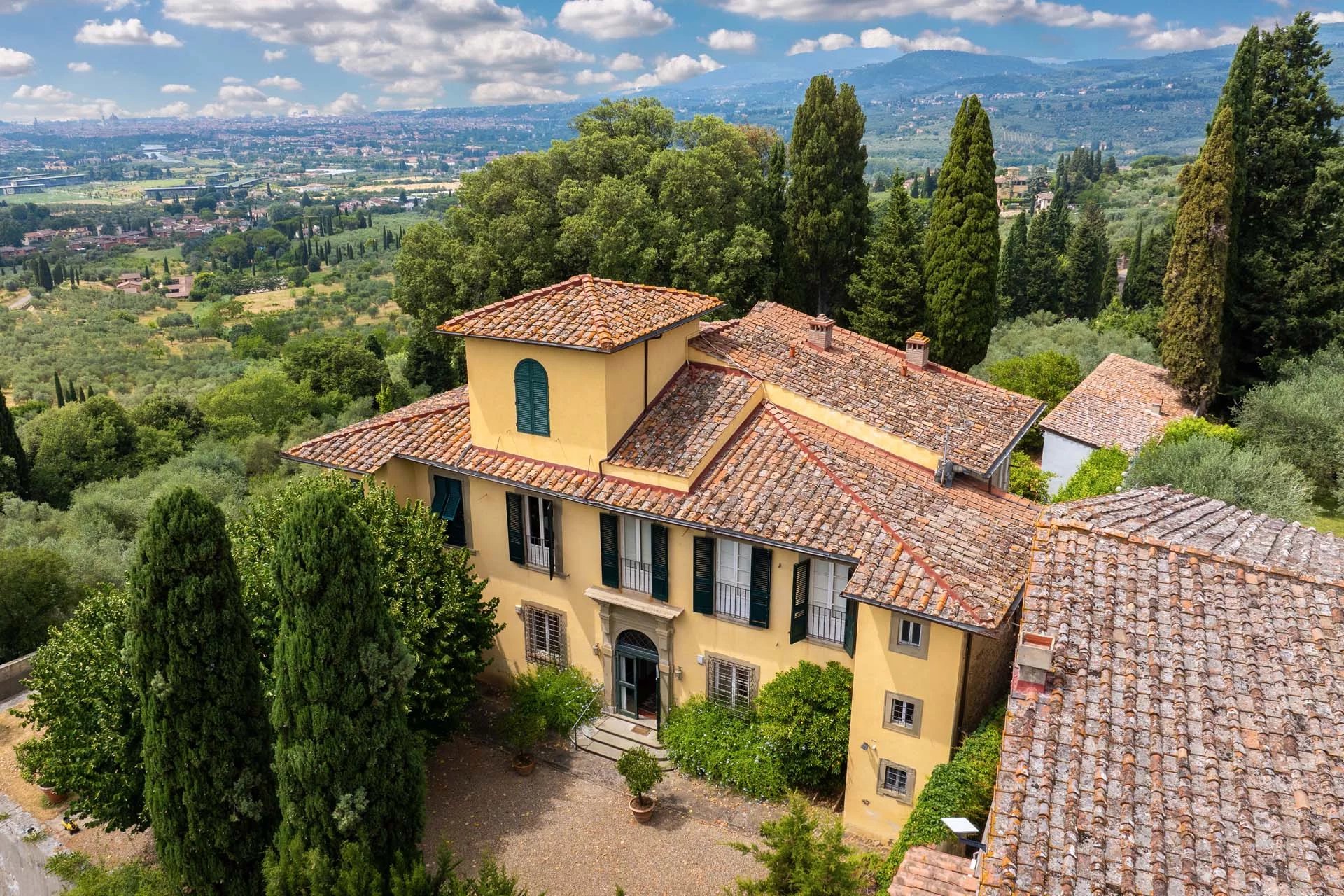 Historic villas and large properties in the Florentine Hills
