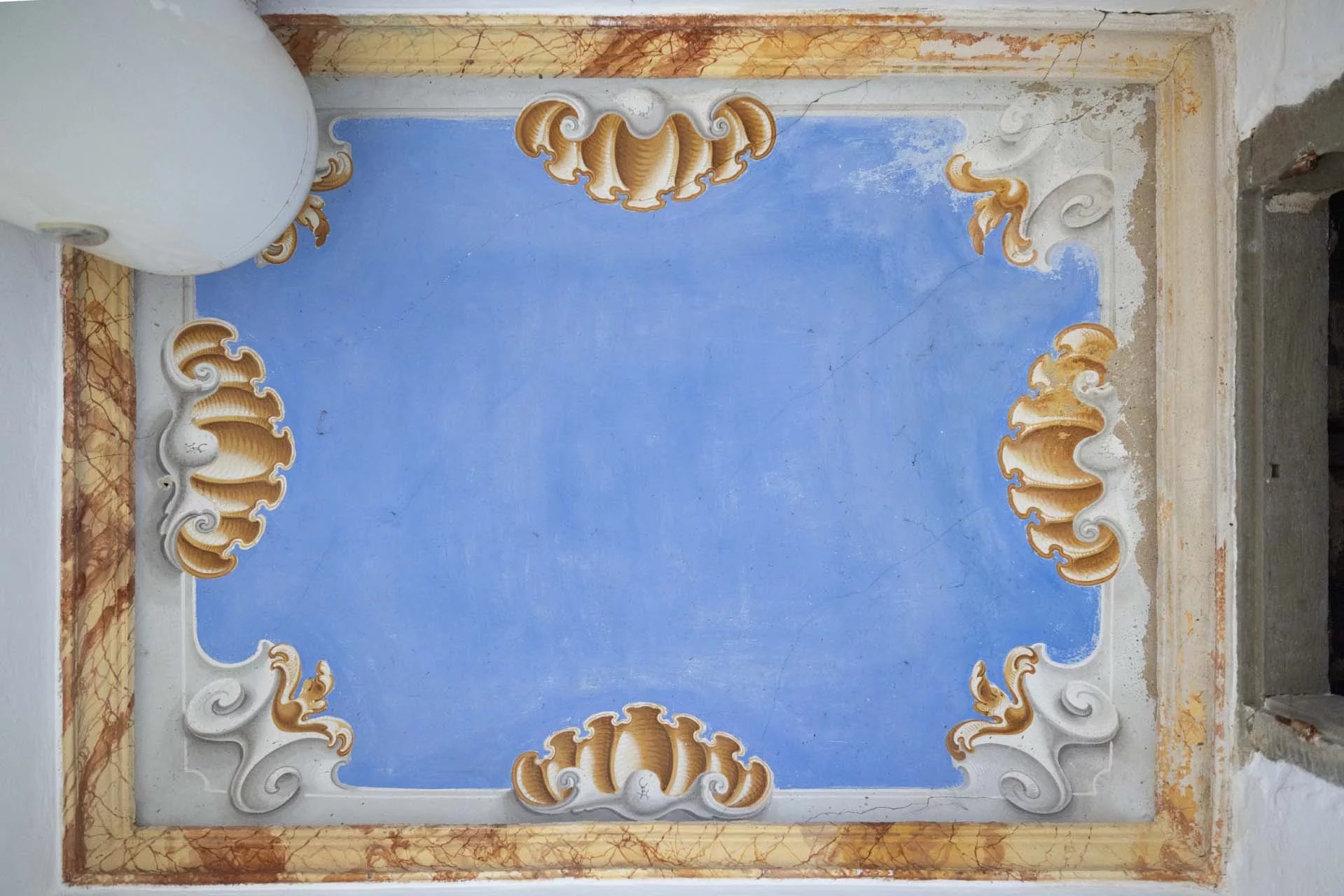 Living quarters among frescoes, fireplaces and monumental volumes