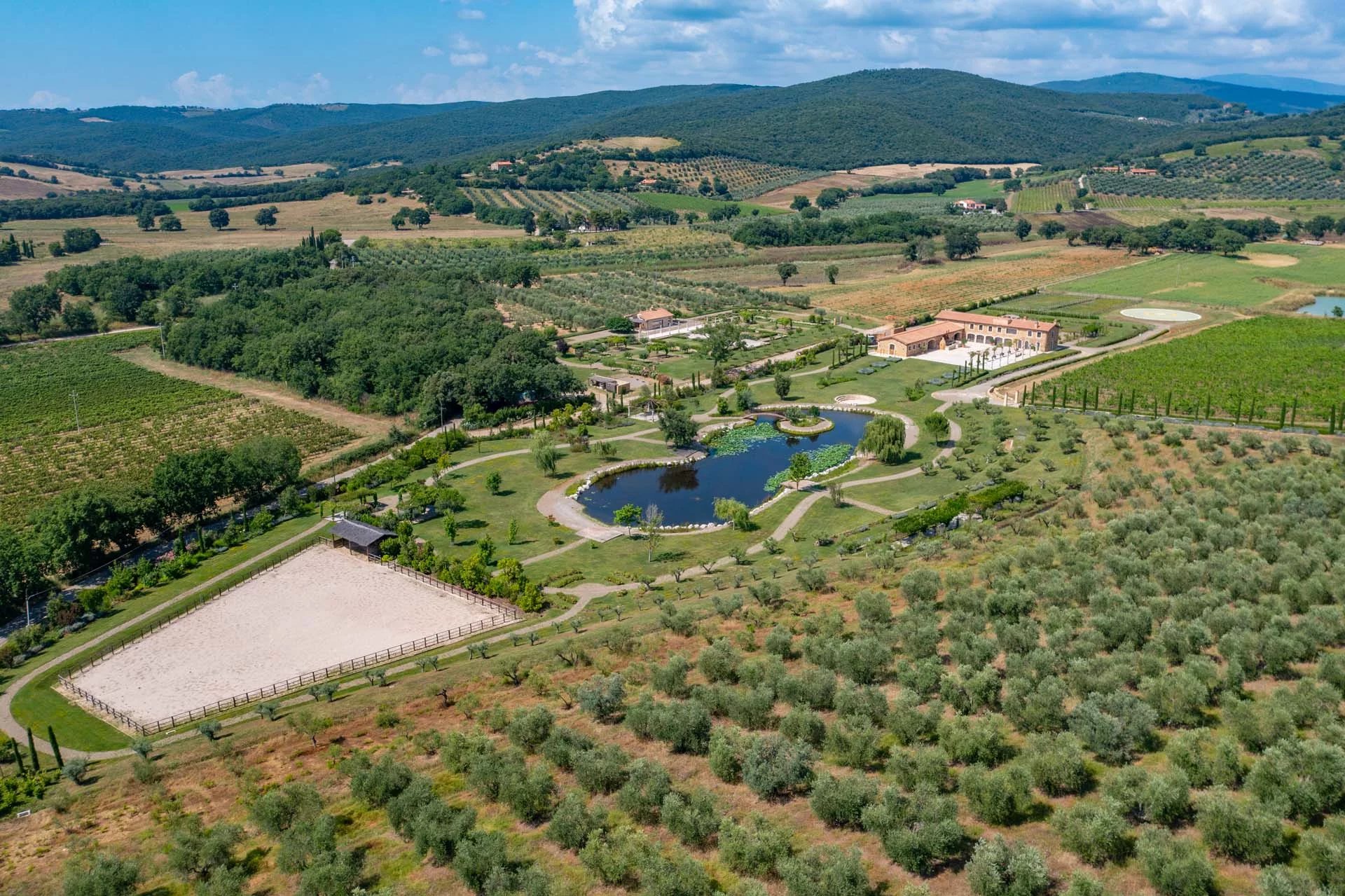 A luxury estate between countryside and coast