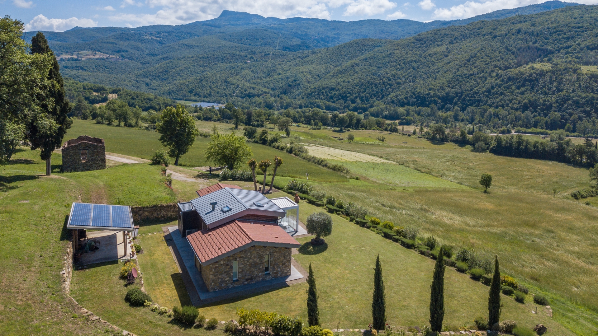 FARMHOUSES, RENOVATED VILLAS AND FARMS FOR SALE IN PRATOVECCHIO STIA, CASENTINO