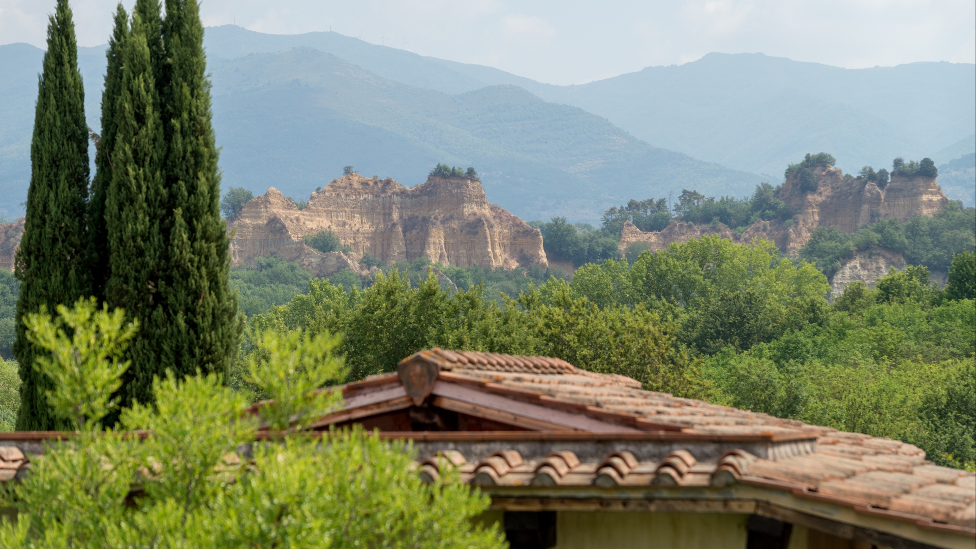 LUXURY VILLAS, RUSTIC COUNTRY HOUSES AND WINE ESTATES FOR SALE IN REGGELLO, JUST 30’ FROM FLORENCE