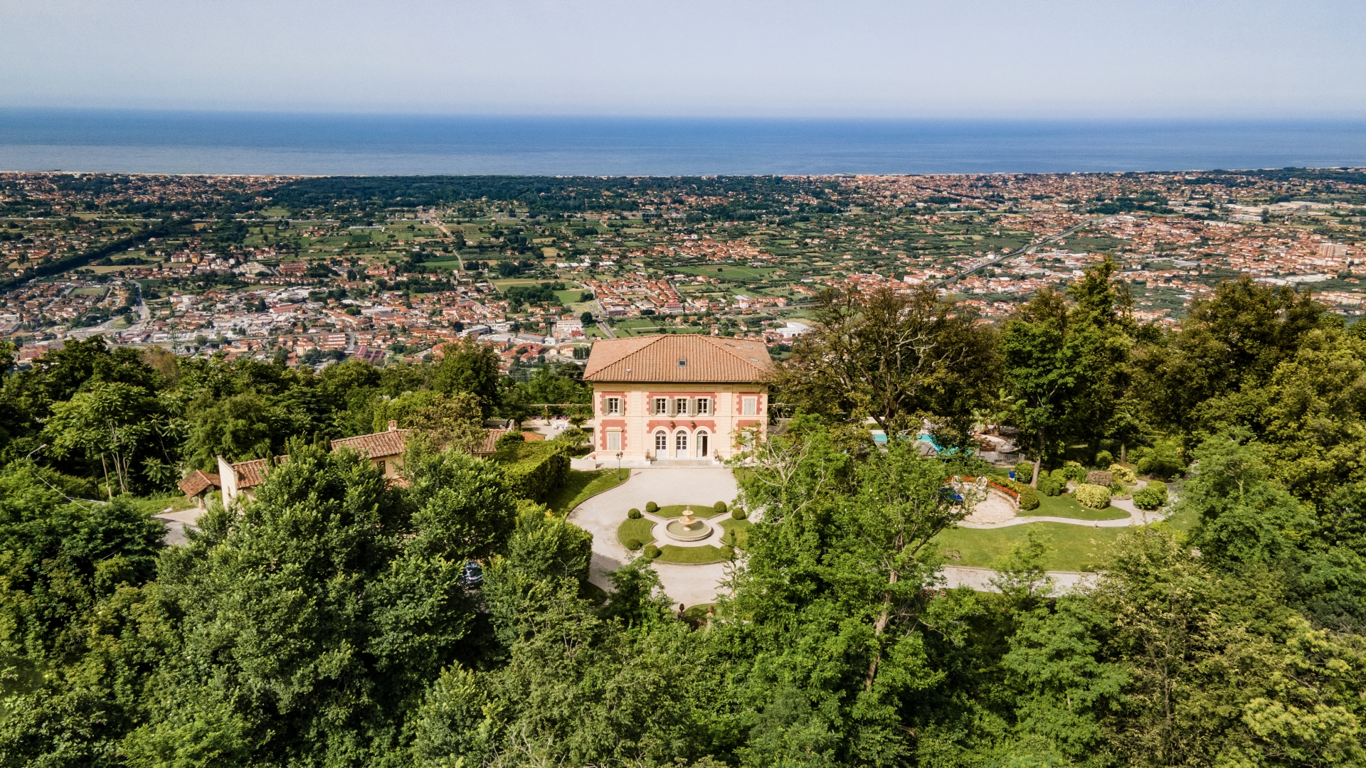 LUXURY VILLAS, RESTORED COUNTRY HOUSES AND CHARMING ESTATES FOR SALE IN PIETRASANTA, TUSCAN COAST