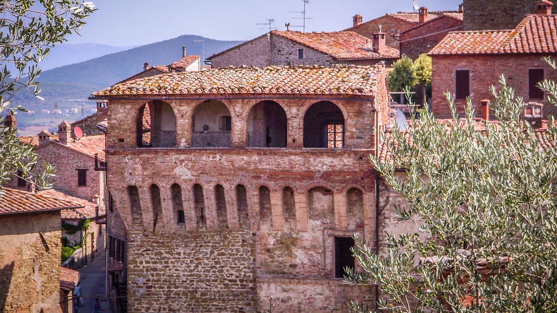 LAKE VIEW COUNTRY HOUSES, BED & BREAKFASTS AND VILLAS FOR SALE IN PANICALE, LAKE TRASIMENO