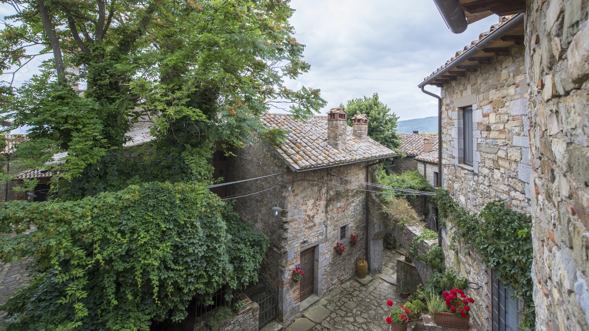 RUSTIC FARMHOUSES, CHARMING PERIOD VILLAS AND FARMS FOR SALE IN PIEGARO, UMBRIA