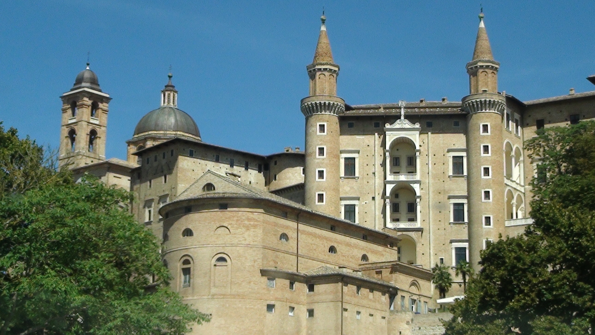 LUXURY VILLAS AND RENOVATED COUNTRY HOUSES FOR SALE IN URBINO, MARCHE