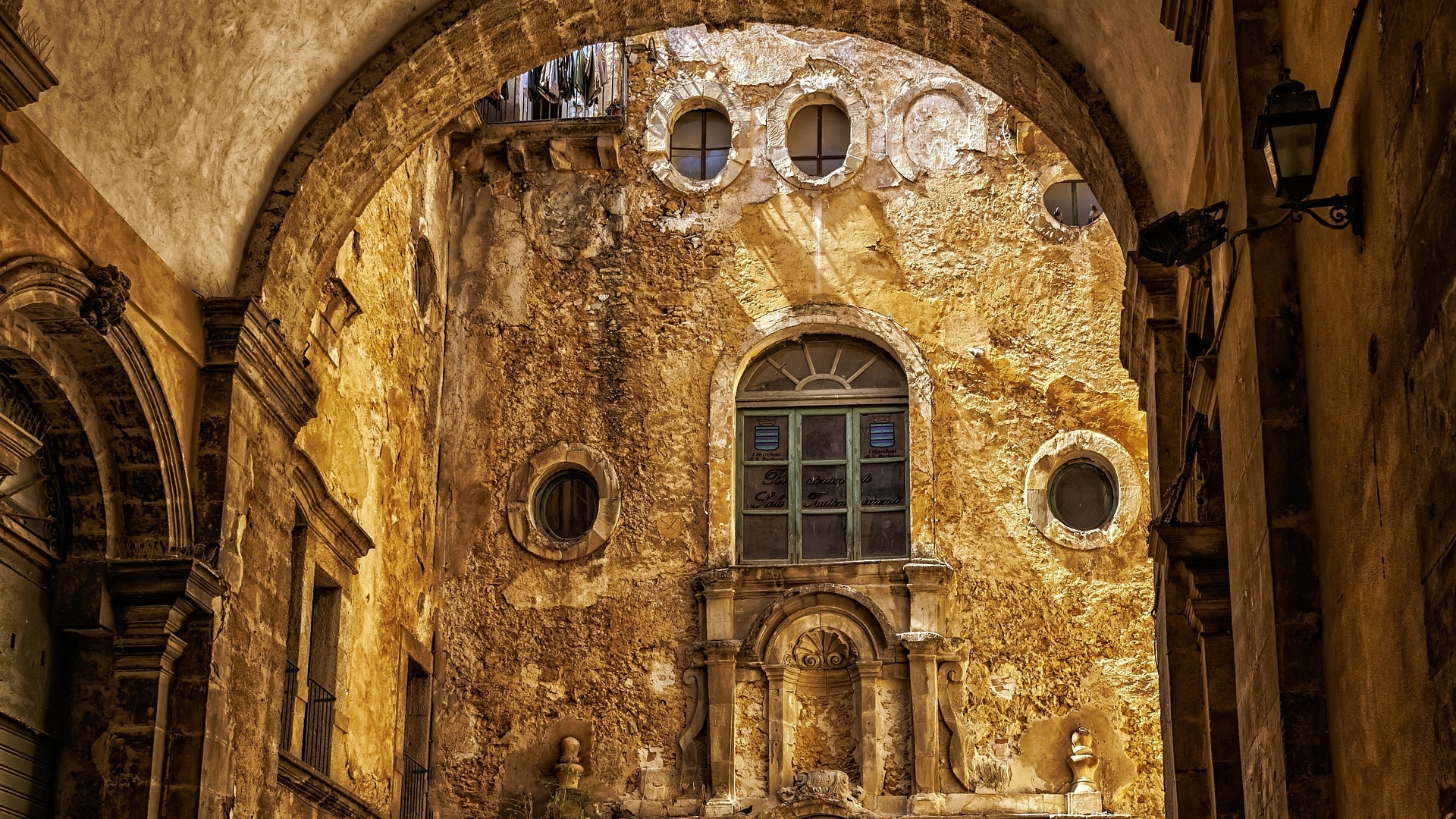 LUXURY ESTATES, APARTMENTS, AND VILLAS FOR SALE IN CALTAGIRONE, SICILY