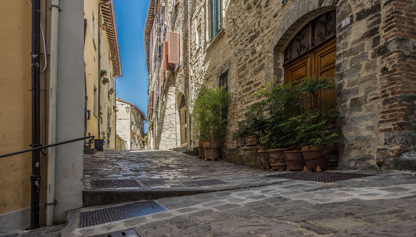 PROPERTY FOR SALE MONTONE, UMBRIA, VILLAS, COUNTRY HOUSES, APARTMENTS TO BUY MONTONE, FARMS, AGRITURISMO FOR SALE MONTONE