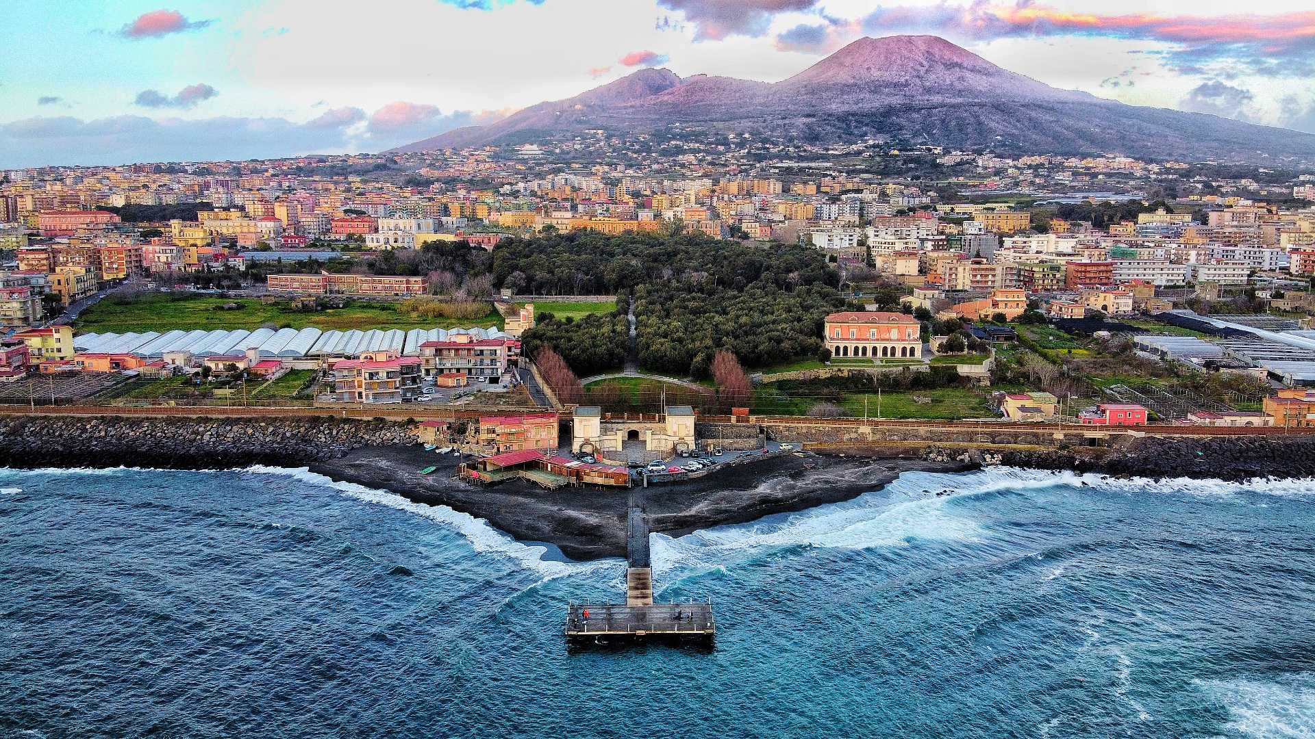 NAPLES, CAMPANIA - LUXURY VILLAS AND SEA VIEW APARTMENTS FOR SALE IN NAPLES