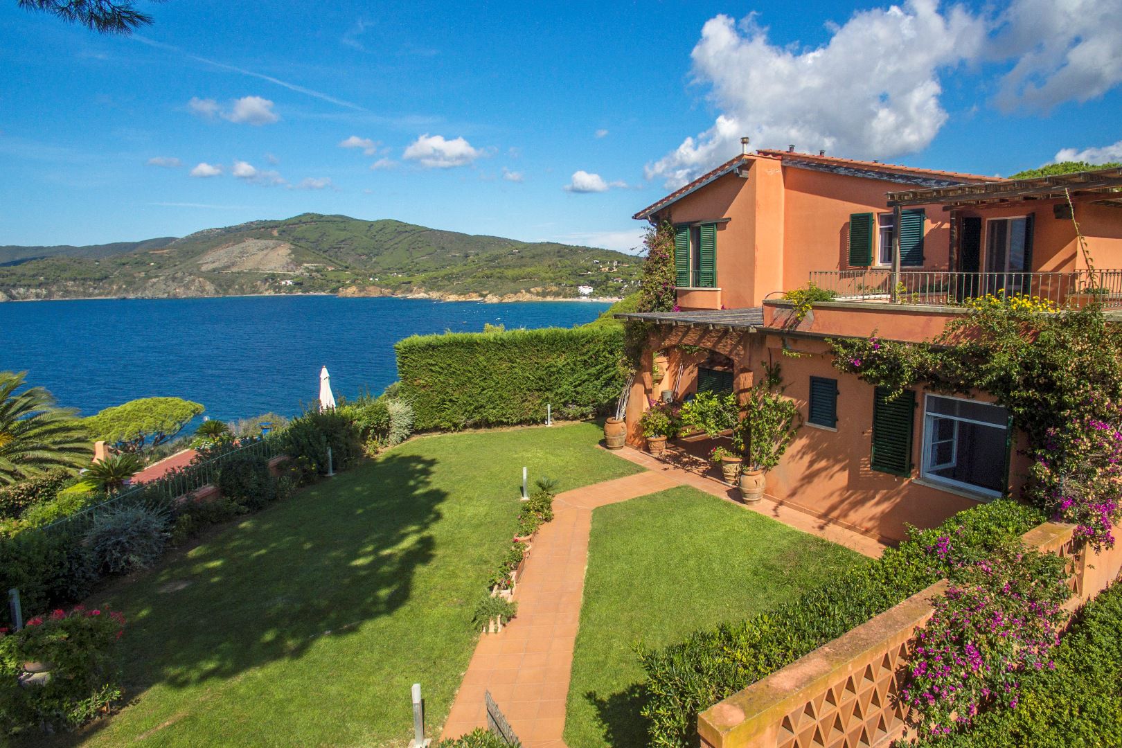 SEAFRONT VILLAS AND WATERFRONT HOMES FOR SALE IN TUSCANY
