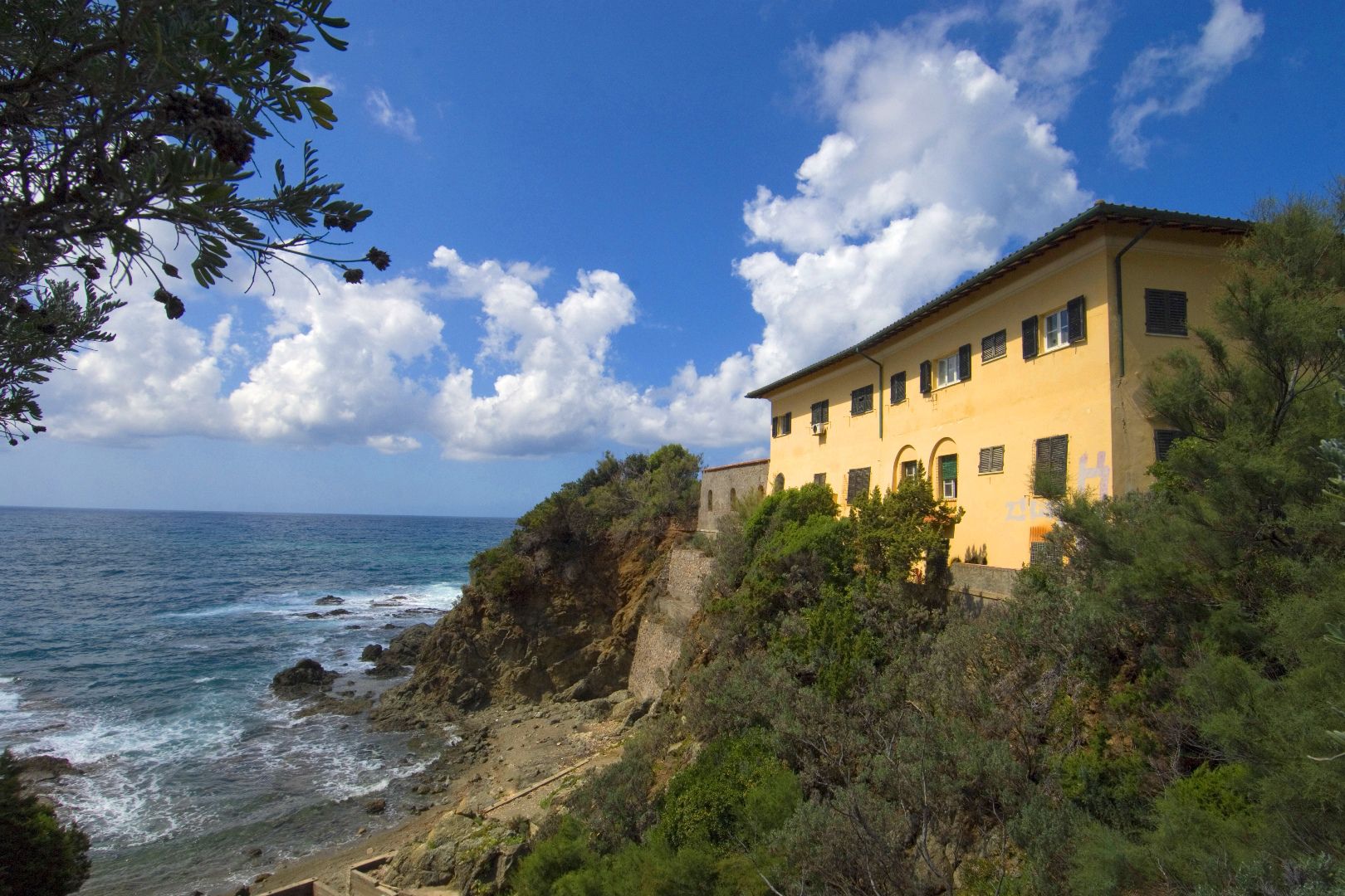 SEAFRONT VILLAS AND WATERFRONT HOMES FOR SALE IN TUSCANY