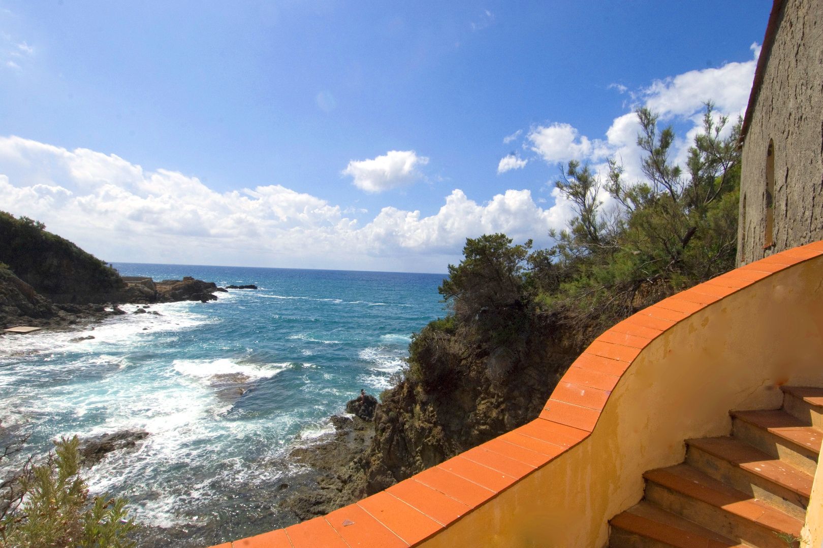 SEAFRONT VILLAS AND WATERFRONT HOMES FOR SALE IN TUSCANY