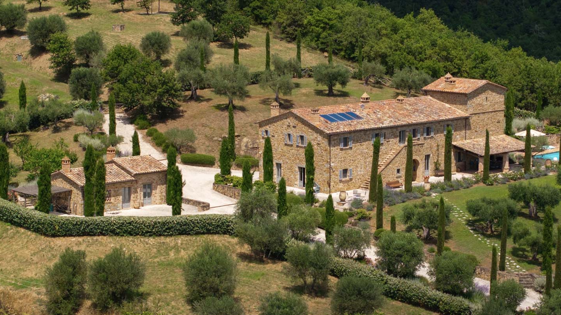 FARMHOUSES FOR SALE IN AREZZO, LUXURY COUNTRY ESTATES TO BUY AREZZO