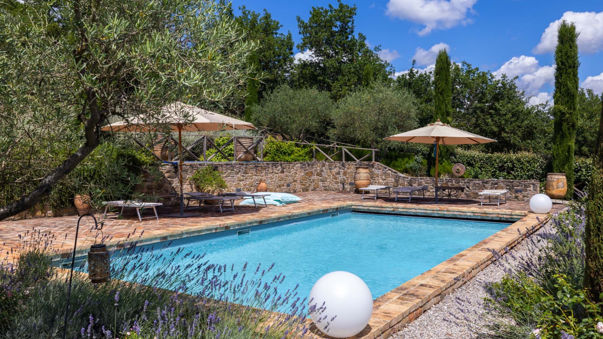 FARMHOUSES FOR SALE IN AREZZO, LUXURY COUNTRY ESTATES TO BUY AREZZO