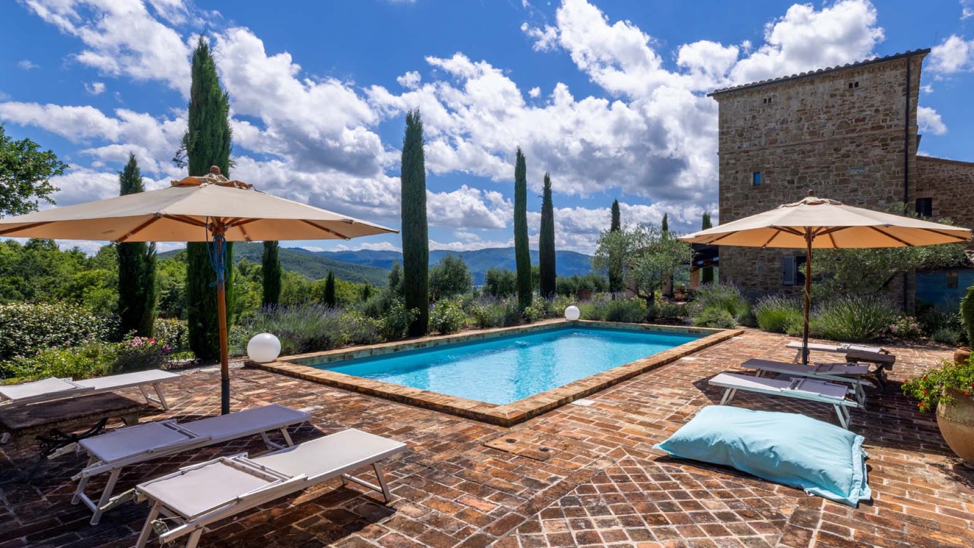 FARMHOUSES FOR SALE IN AREZZO, LUXURY COUNTRY ESTATES TO BUY AREZZO