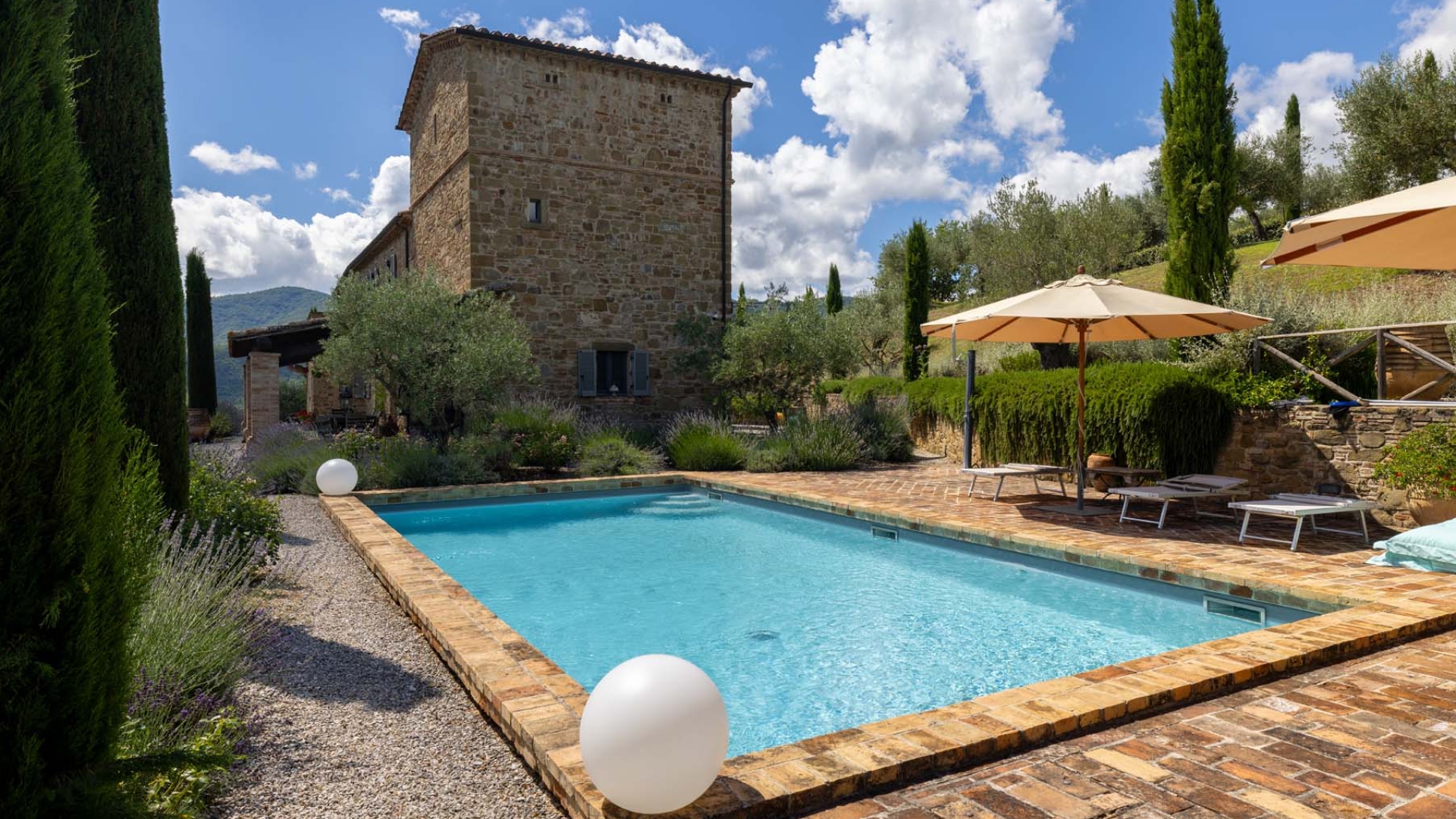 FARMHOUSES FOR SALE IN AREZZO, LUXURY COUNTRY ESTATES TO BUY AREZZO