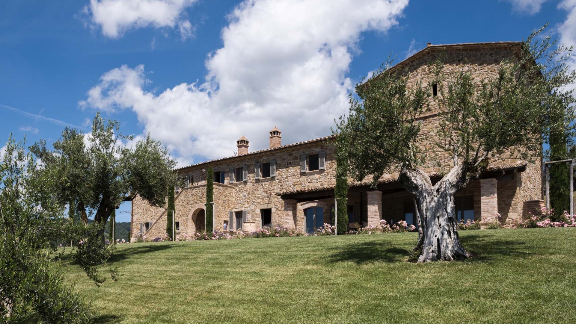 FARMHOUSES FOR SALE IN AREZZO, LUXURY COUNTRY ESTATES TO BUY AREZZO