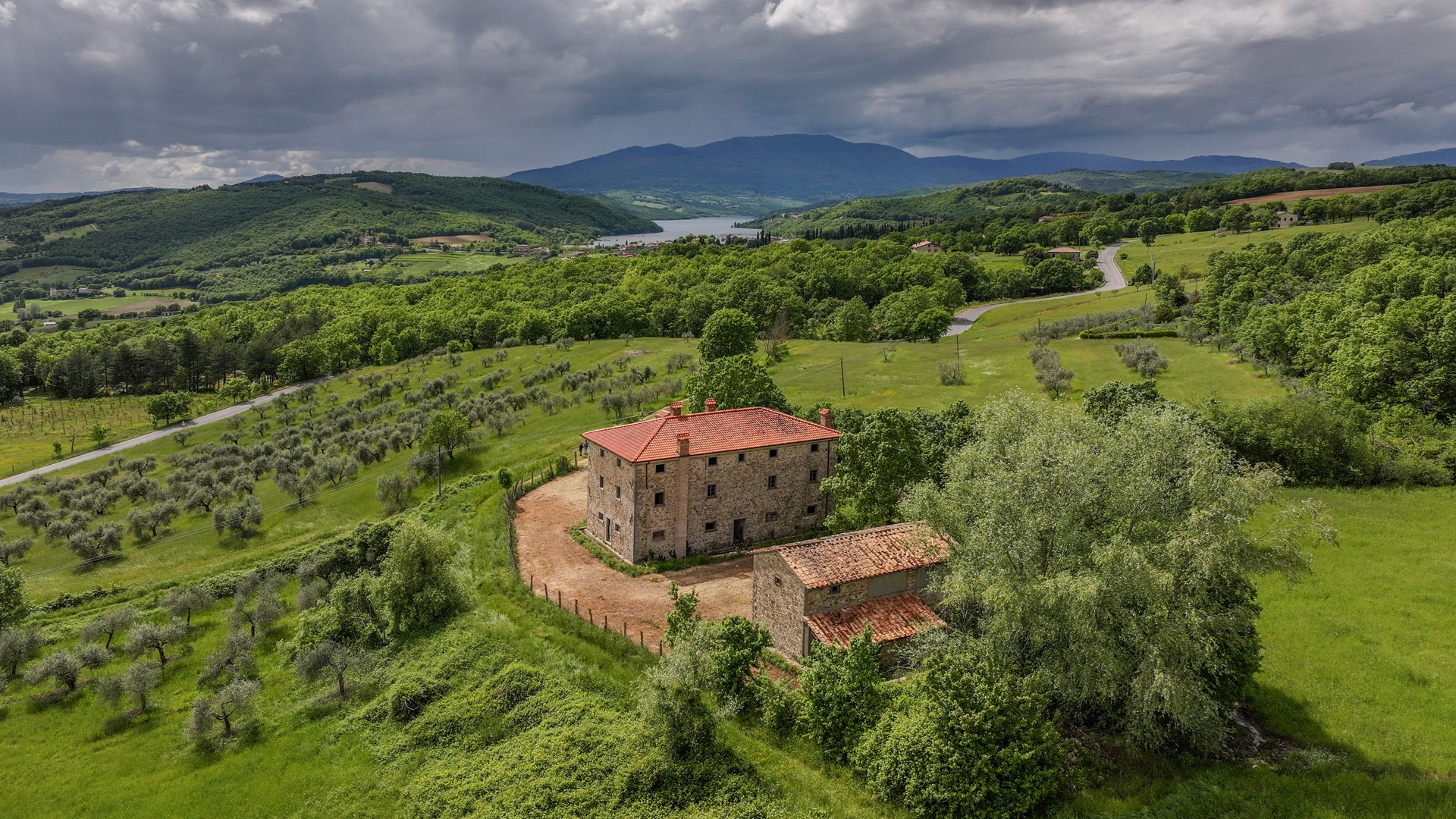 FARMHOUSES FOR SALE IN SANSEPOLCRO, COUNTRY HOUSE TIBERVALLEY TUSCANY