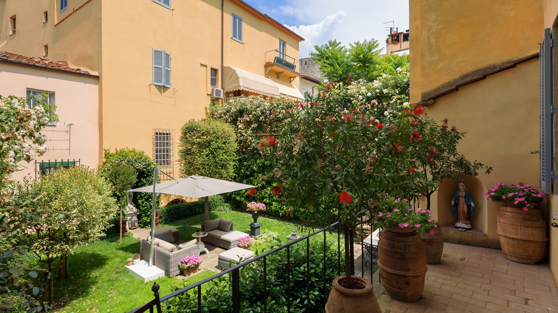 APARTMENT FOR SALE IN AREZZO CITY CENTER, FLATS, TOWNHOUSES WITH GARDEN AND GARAGE TO BUY AREZZO 